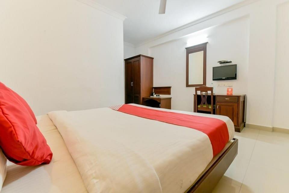 Centre Point Hotel Kochi Exterior photo