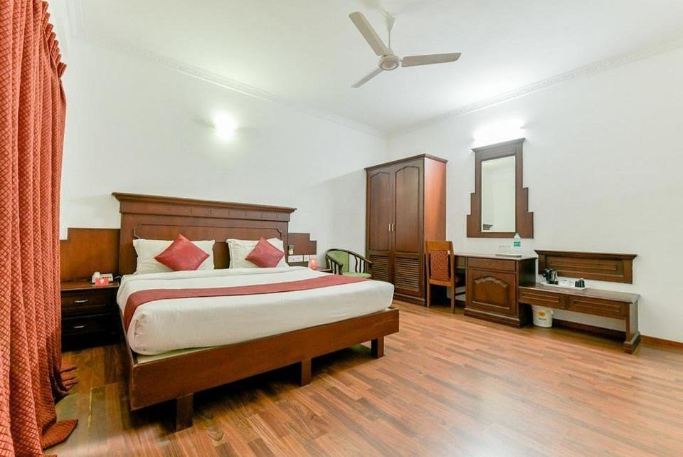 Centre Point Hotel Kochi Exterior photo