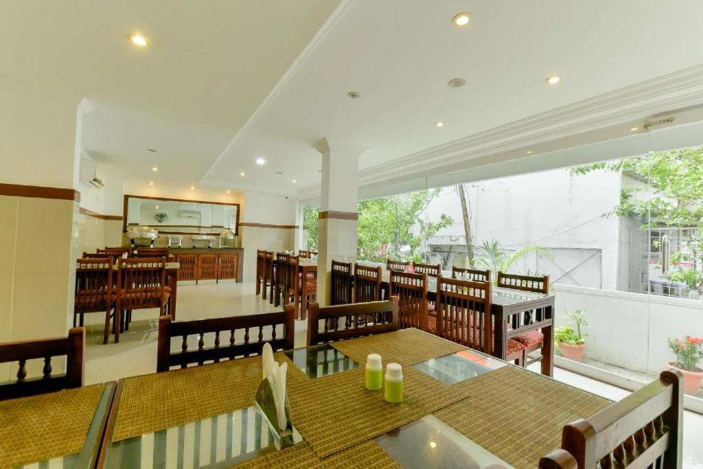 Centre Point Hotel Kochi Exterior photo