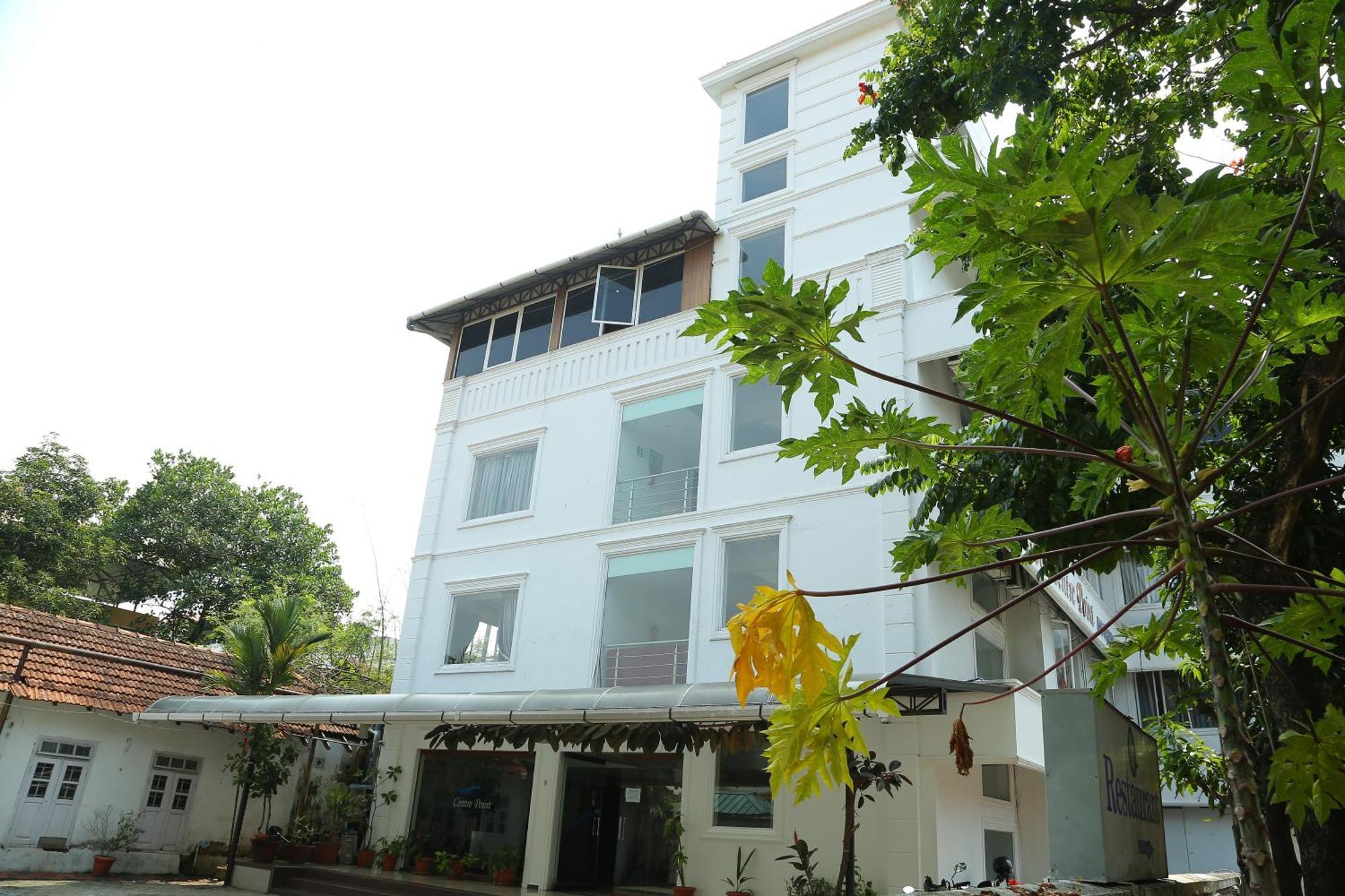 Centre Point Hotel Kochi Exterior photo